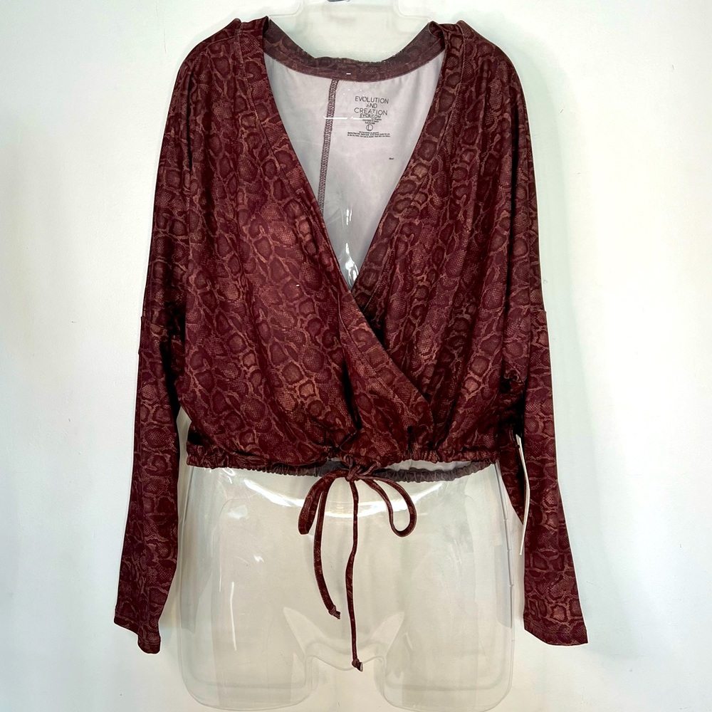NEW Evolution & Creation Cropped Workout Yoga Top Long Sleeve Deep V Neck Size L